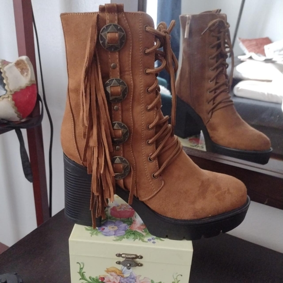 NWOT Brown western mid-calf suede platform boots - Picture 2 of 4